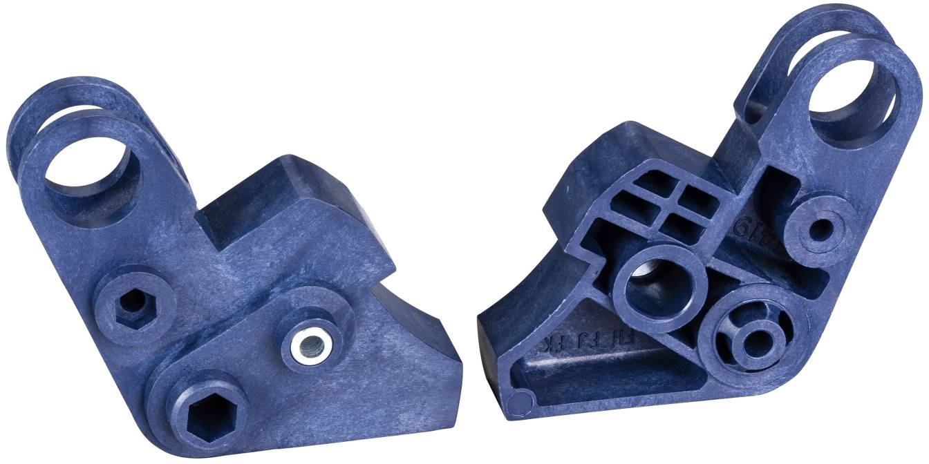 Zwei blaue Kunststoff-Mechanik-Halterungsteile nebeneinander gezeigt, jedes mit Befestigungslöchern und Ausschnitten, wahrscheinlich ein zusammengehörendes Komponentenpaar.