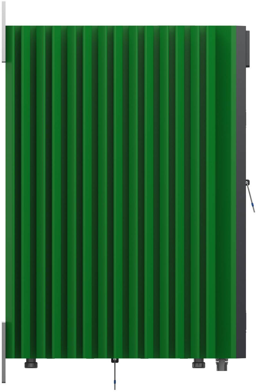 Grüner vertikal gestreifter Vorhang oder Raumteiler, der gegen eine Wand hängt, mit sichtbarer unterer Hardware und seitlichen Befestigungen.