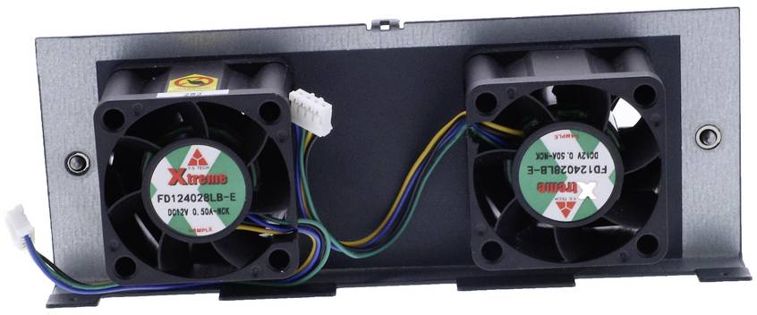 Zwei kleine Kühlventilatoren, die in einem rechteckigen schwarzen Elektronikgehäuse installiert sind, verbunden durch mehrfarbige Kabel.