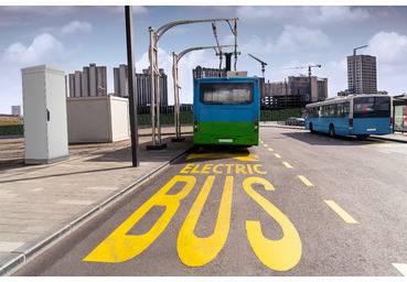 Elektrobusse an einer Ladestation auf einer Stadtstraße, mit 