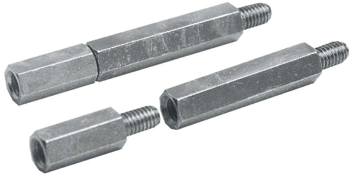 Drei Metallhexagon-Abstandshalter mit Gewinde-Enden, gezeigt auf weißem Hintergrund.