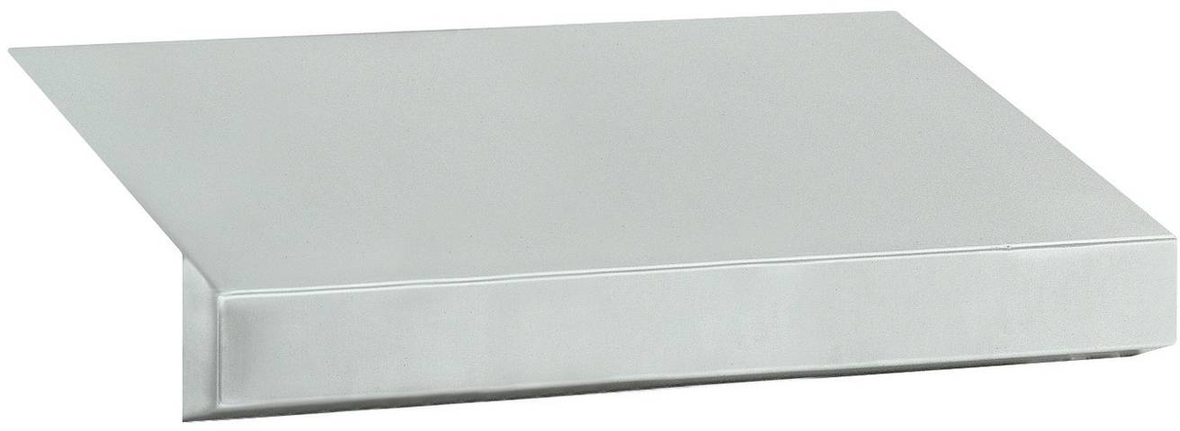 Ein silbernes rechteckiges Metallpaneel oder eine Abdeckung mit einer flachen Oberseite und abgeschrägten Kanten, dargestellt in Perspektive auf weißem Hintergrund.