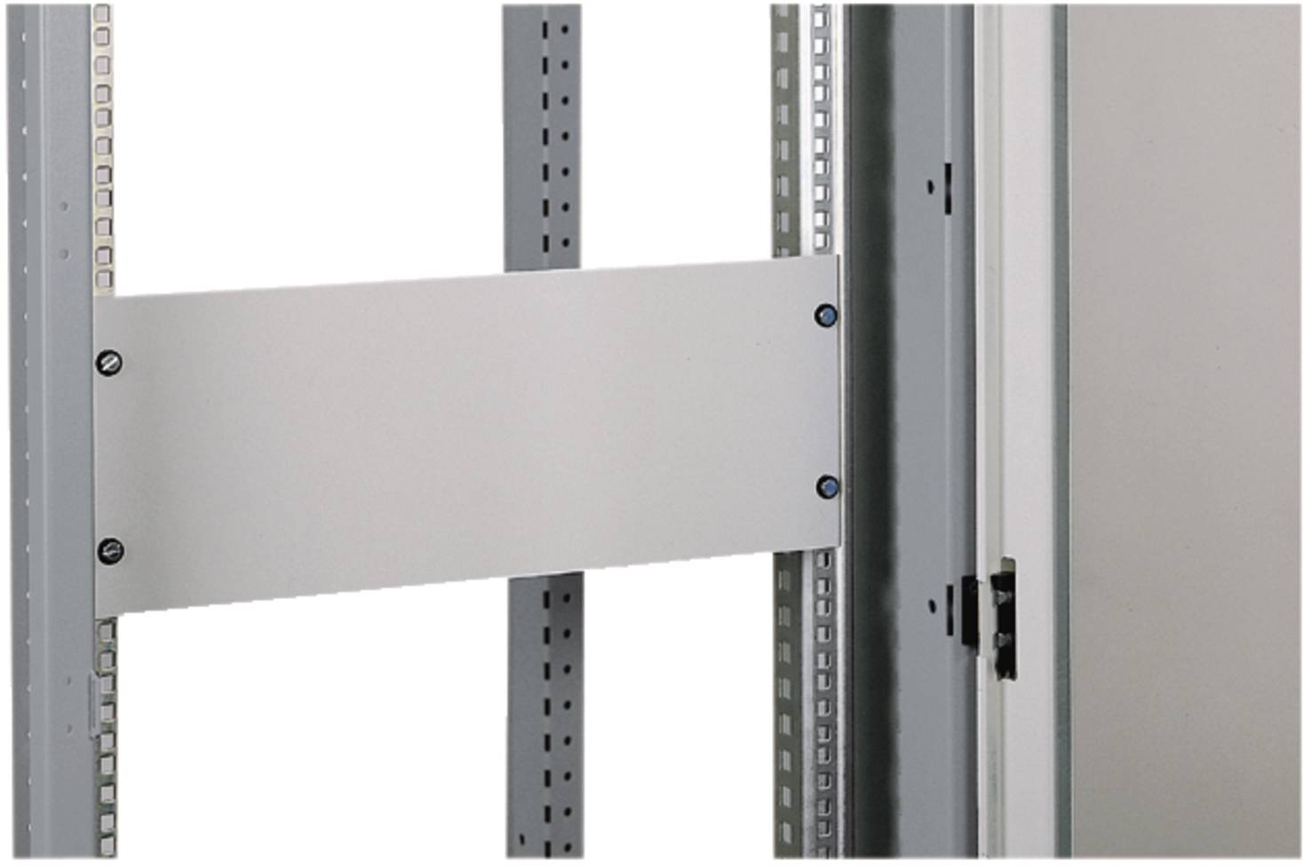 Metallserver-Rack-Kabelmanagement-Panel, das zwischen vertikalen Schienen in einem Geräteschrank montiert ist, mit sichtbarem angrenzenden Türscharnier.