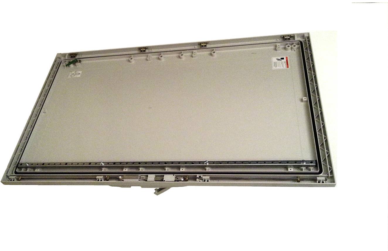 Rückansicht eines Flachbildschirm-Displays mit freiliegendem Metallrahmen, Schrauben und Befestigungskanten auf weißem Hintergrund.