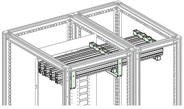 Technische Illustration eines Kabeltraysystems von oben, das sich über ein Metallgerüst erstreckt, mit parallelen Kabelbündeln, die durch zwei benachbarte Buchten geleitet werden.