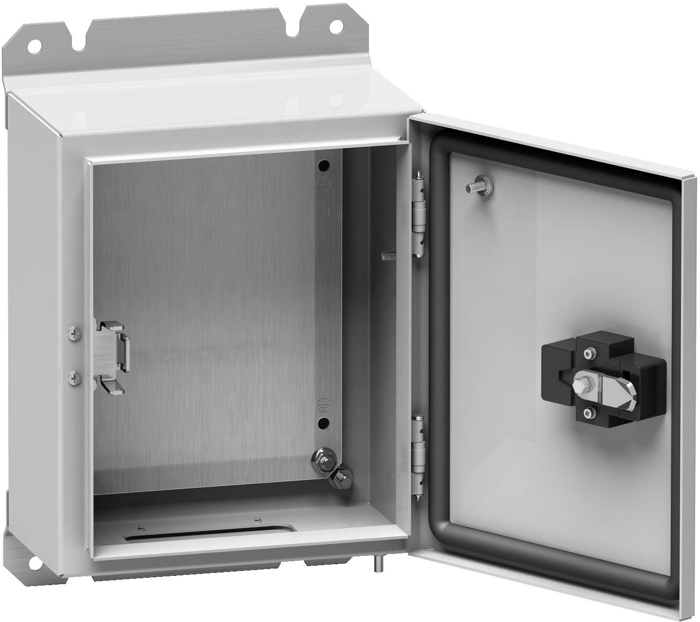 Offene Edelstahl-Elektroschalttafel mit Schwingtür und Verriegelungsverschluss, leer vor weißem Hintergrund dargestellt.