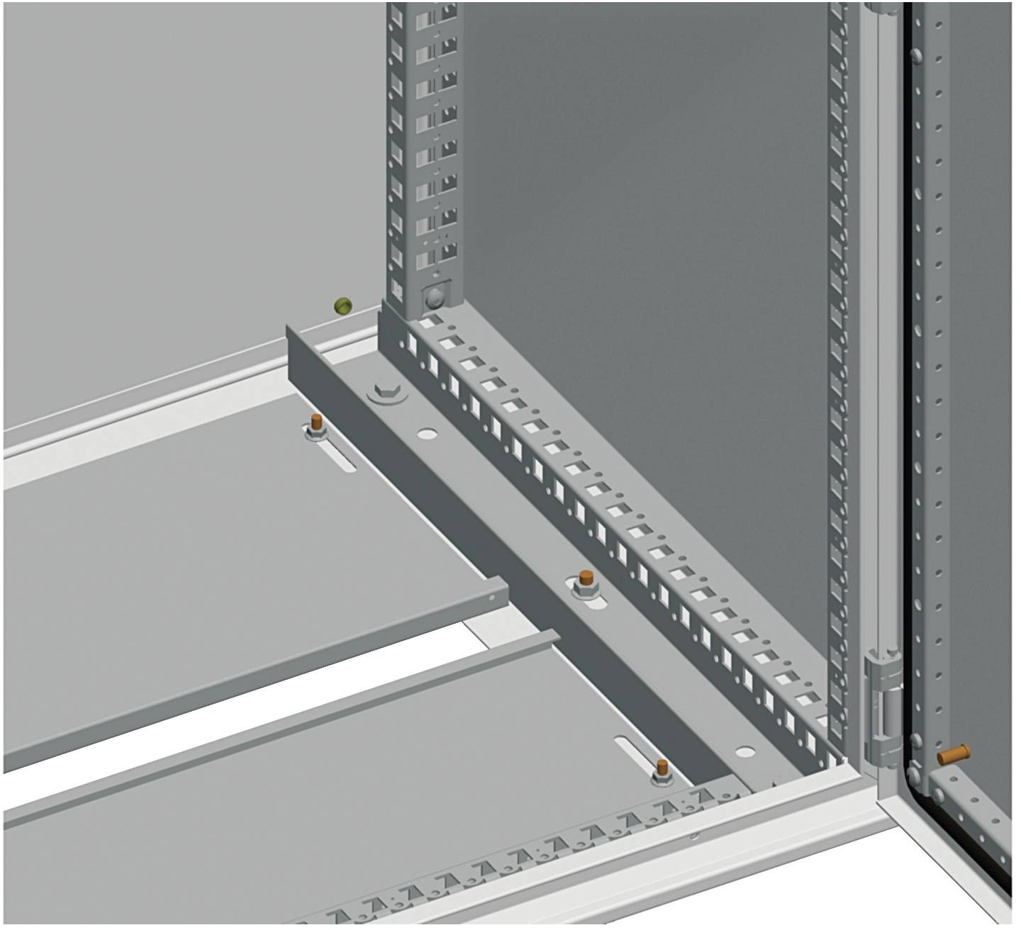 Nahaufnahme einer Metallserverrahmenecke mit Schienen, Montagelöchern und Bolzen in einem Schrank oder einer Ausrüstungsverkleidung.