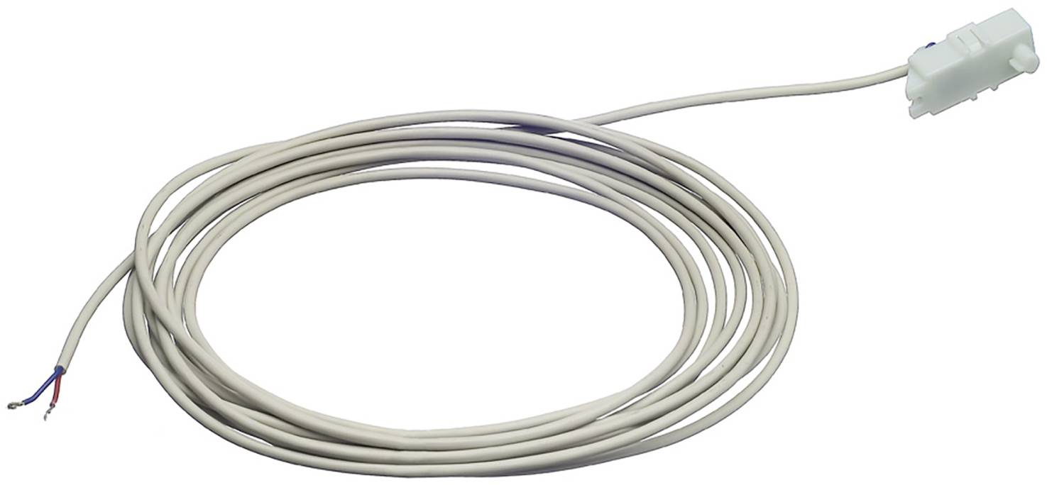 Aufgerolltes graues Elektrokabel mit freigelegten roten und blauen Drahtenden und einem weißen Stecker an einem Ende.
