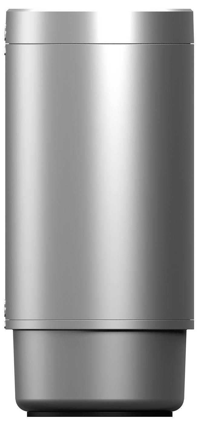 Eine silberne Edelstahl-Mülltonne mit Zylinderfrom und Deckel, vor weißem Hintergrund abgebildet.