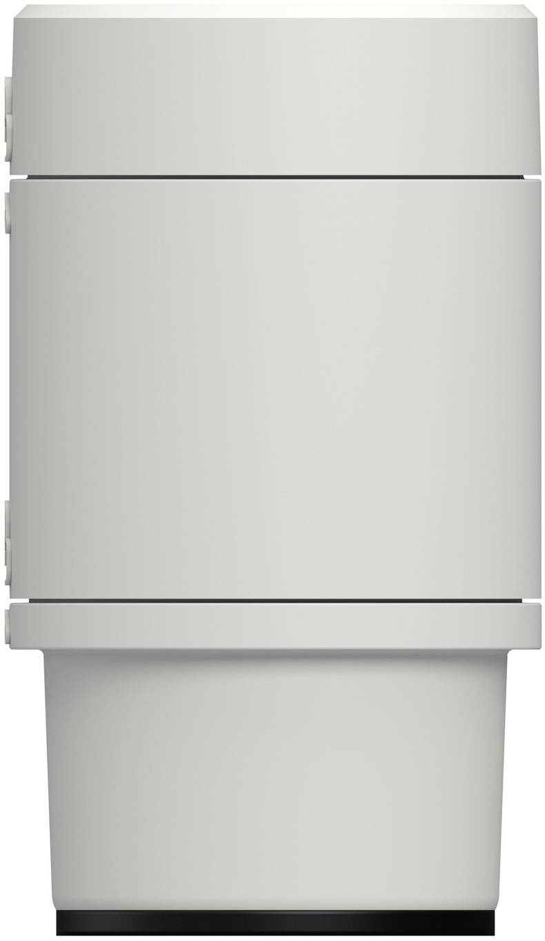 Ein einfacher weißer isolierter Tumbler oder Becher mit Deckel, vor weißem Hintergrund abgebildet.