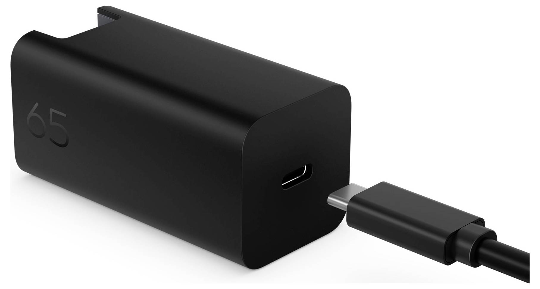 Schwarzes 65-W-USB-C-Wandladegerät mit Kabel, das in den Anschluss eingesteckt ist, auf weißem Hintergrund dargestellt.