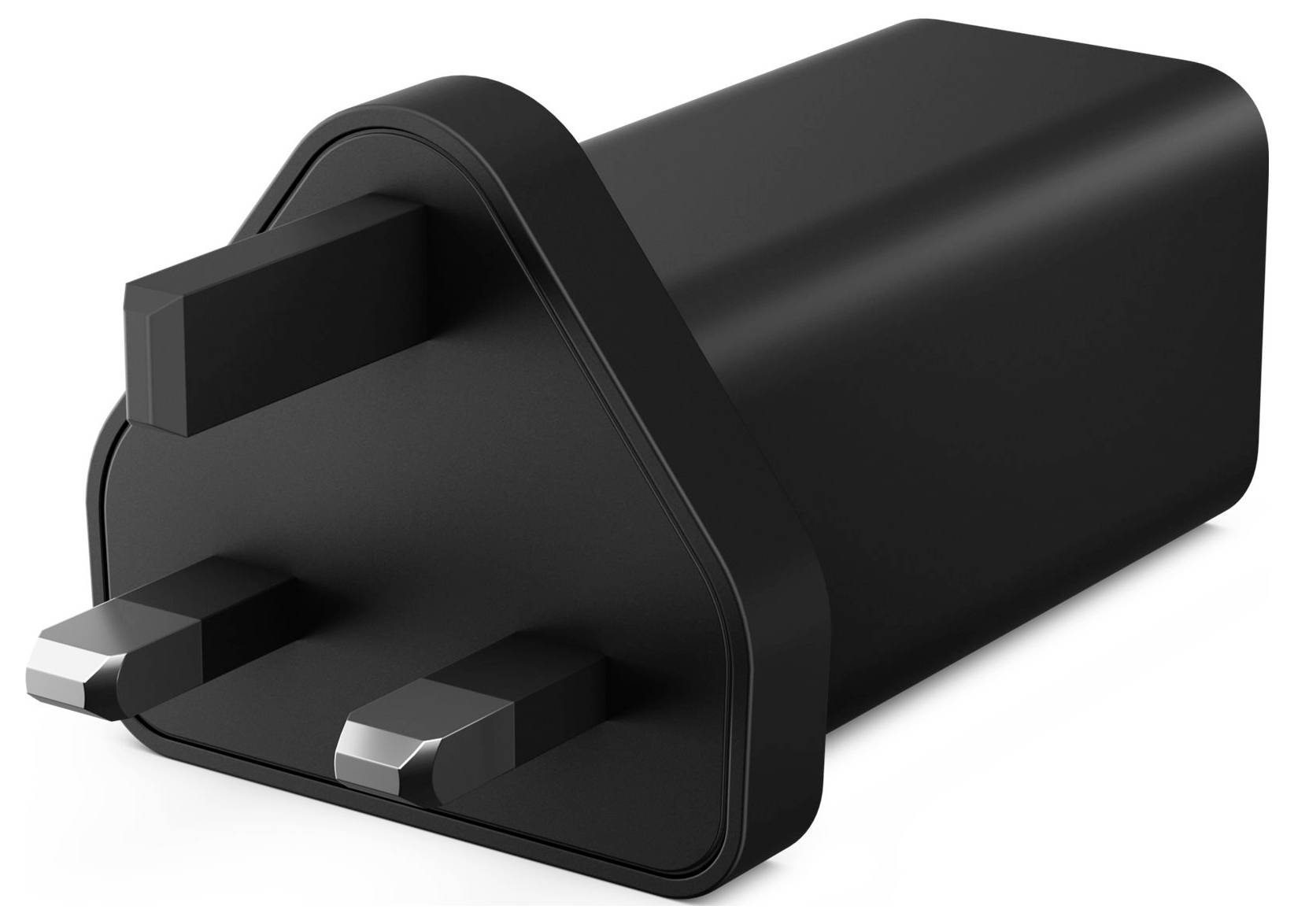 Schwarzer UK-Stecker-Adapter mit drei Stiften, perspektivisch auf weißem Hintergrund dargestellt.
