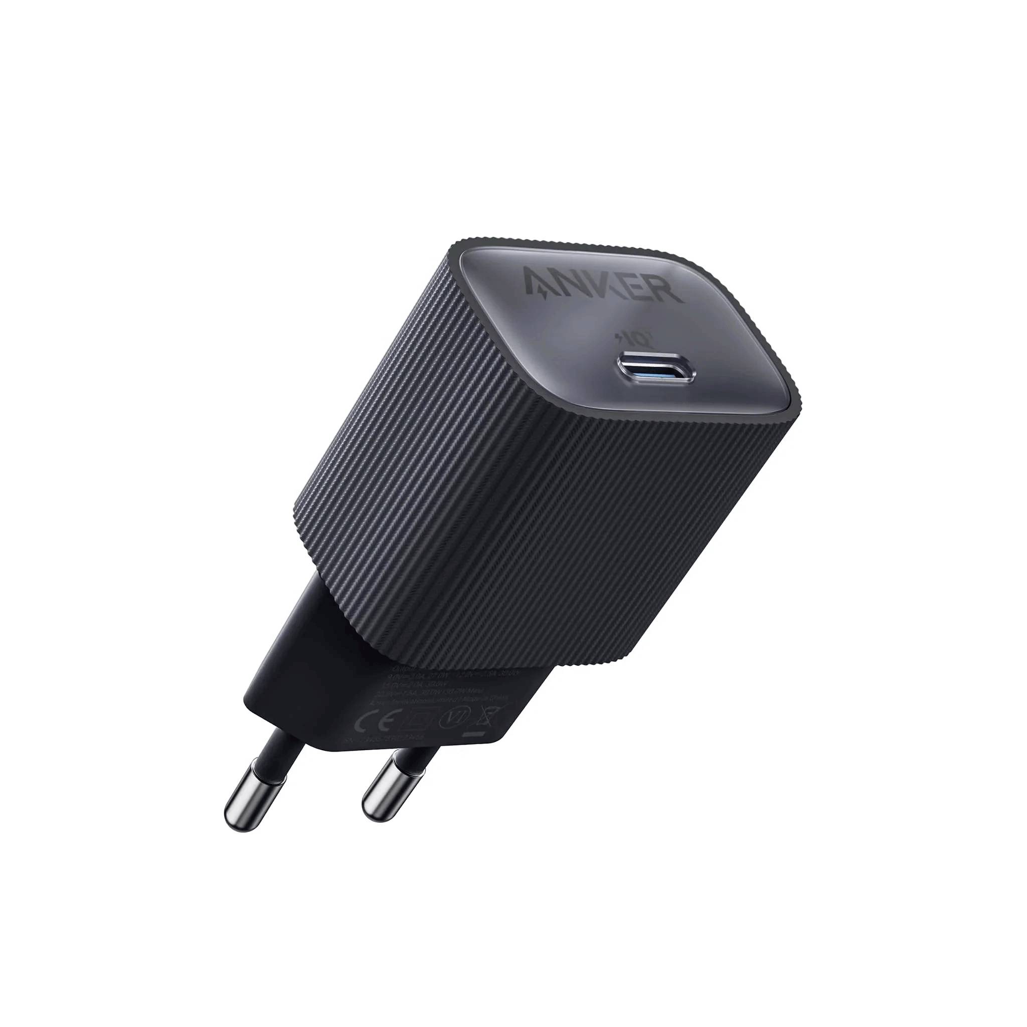 Schwarzes Anker-Wandladegerät mit einem USB-C-Anschluss und zwei runden EU-Steckerzacken auf weißem Hintergrund.