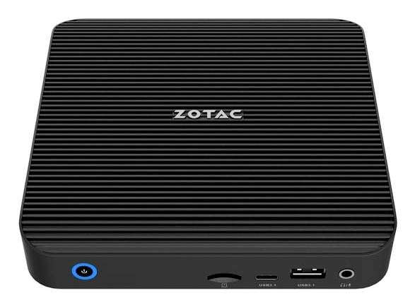 Schwarzer ZOTAC Mini-PC mit gerippter Oberseite, vorderer Ein-/Ausschalter, USB-C-, USB-A- und Audiobuchsen-Anschlüsse.