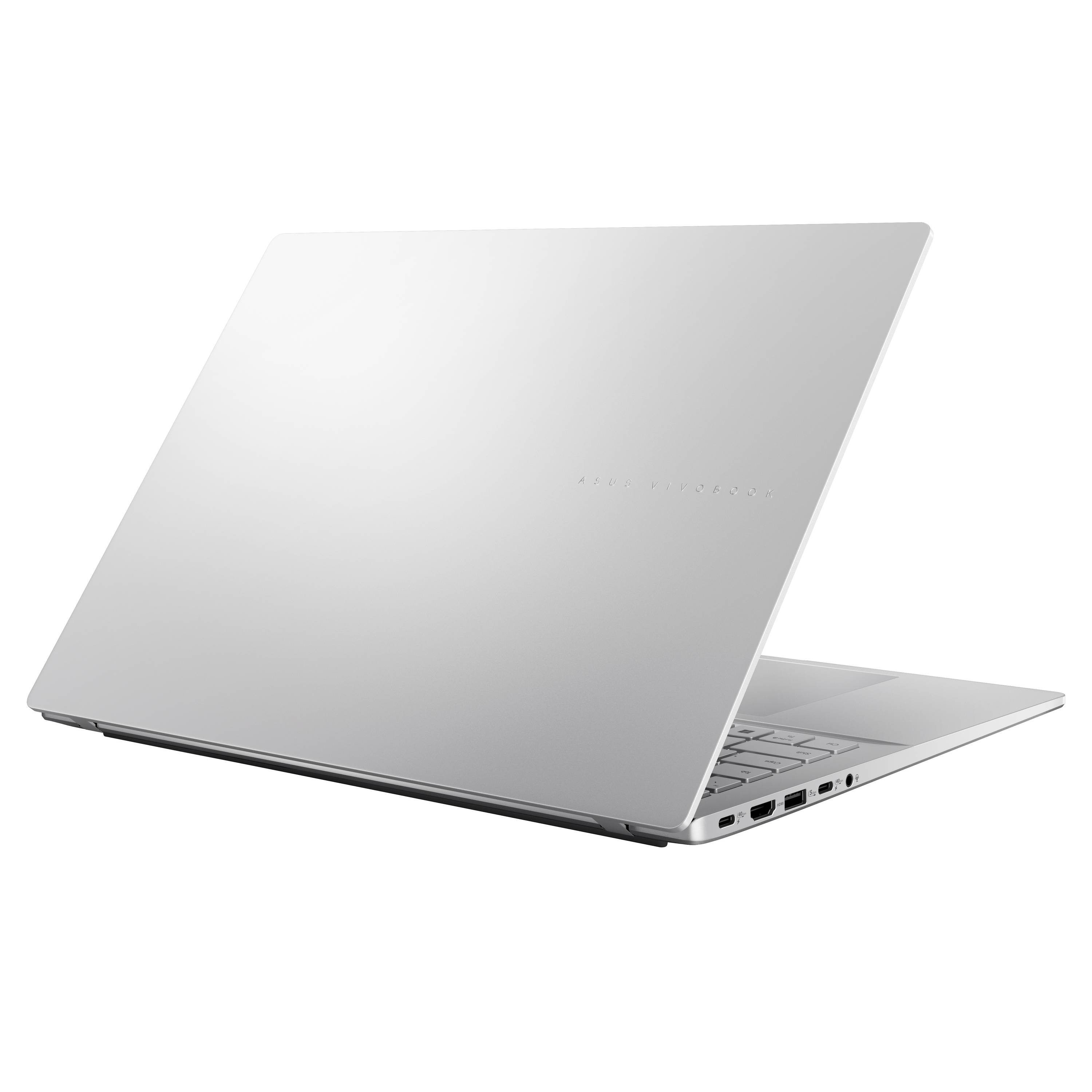Silberner Laptop, teilweise geschlossen, in Seitenansicht auf weißem Hintergrund mit sichtbarer Tastatur und Anschlüssen.