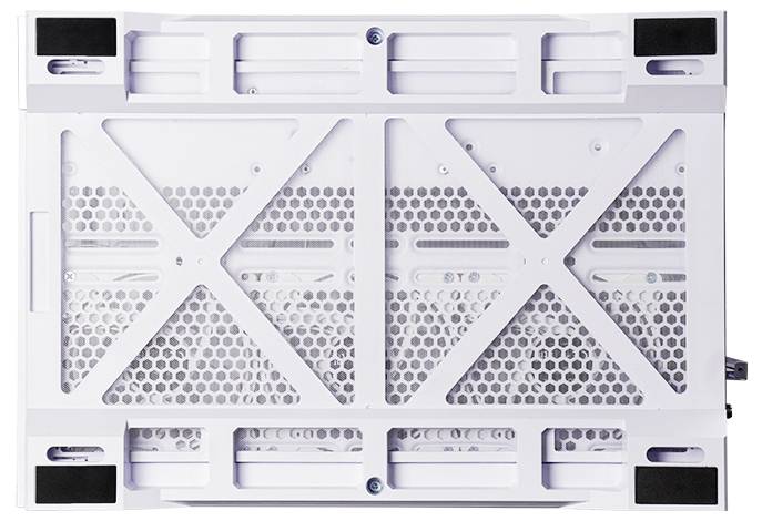Draufsicht auf ein weißes metallisches elektronisches Gerät mit belüfteten Paneelen, X-förmigen Stützen und schwarzen Eckhalterungen, wahrscheinlich Server- oder Rack-Hardware.