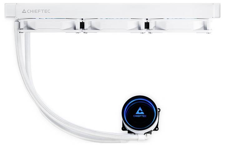 Flüssigkeitskühler für Computer mit drei weißen Radiatorlüftern, transparenten Schläuchen und einem runden Pumpenblock, beleuchtet in Blau mit CHIEFTEC-Logo.