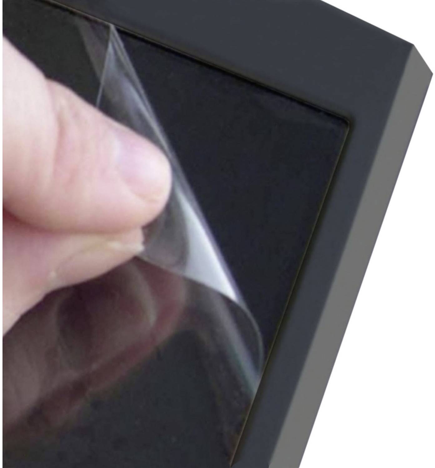 Eine Hand, die durchsichtige Schutzfolie von einem schwarzen Bildschirm oder Tablet-Rahmen abzieht.