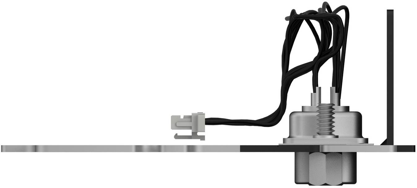 Seitenansicht eines in einem Panel montierten Durchführungssteckers für Kabel, mit schwarzen Drähten, die durch die Armatur verlegt sind, und einer Verschlussmutter, die es sichert.