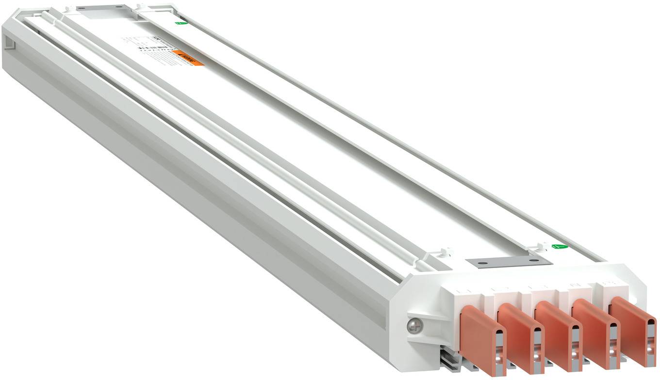 Langes weißes Elektrosteckverbinder oder Stromschiene-Modul mit fünf orangefarbenen Anschlussst­eckern, perspektivisch auf weißem Hintergrund dargestellt.