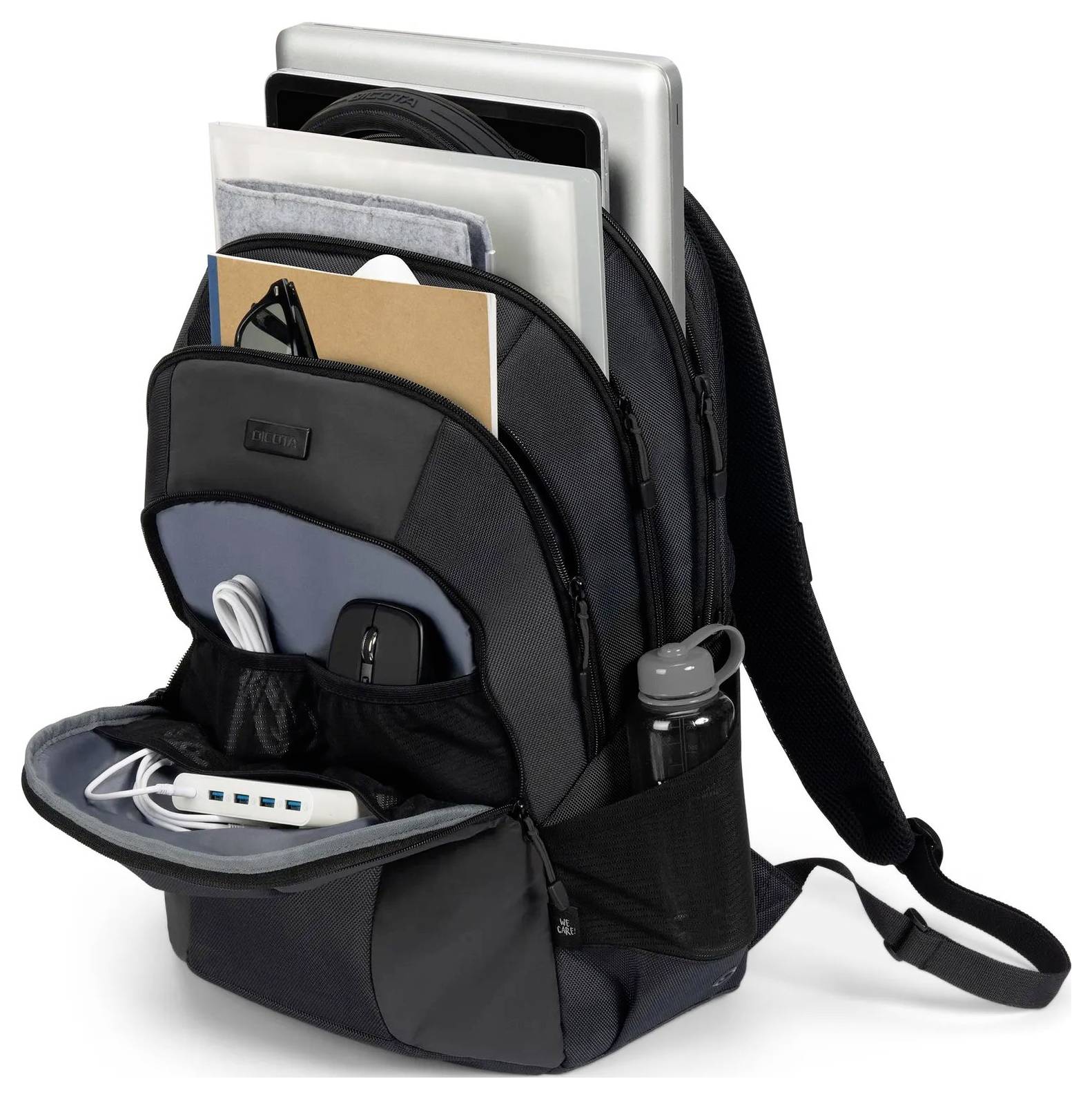 Schwarzer Rucksack offen und gefüllt mit Laptop, Ordnern, Notizbuch, Kabel, Powerbank und Wasserflasche, shown auf weißem Hintergrund.