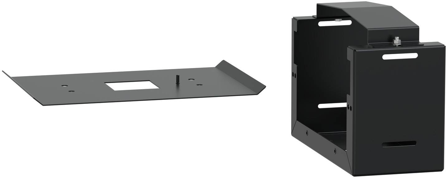 Schwarzes Metall-Rack-Montagebracket, dargestellt in zwei Ansichten: eine flache Montageplatte und ein zusammengesetztes rechteckiges Gehäuse mit vorderen Schlitzen und Ausschnitten.