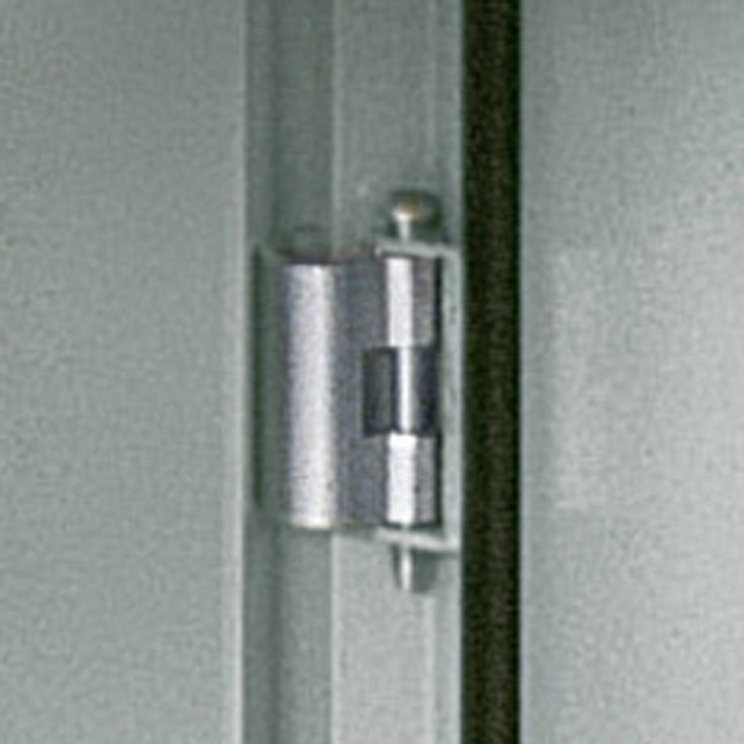 Nahaufnahme eines Metallturscharniers, das auf einem grauen Rahmen montiert ist.