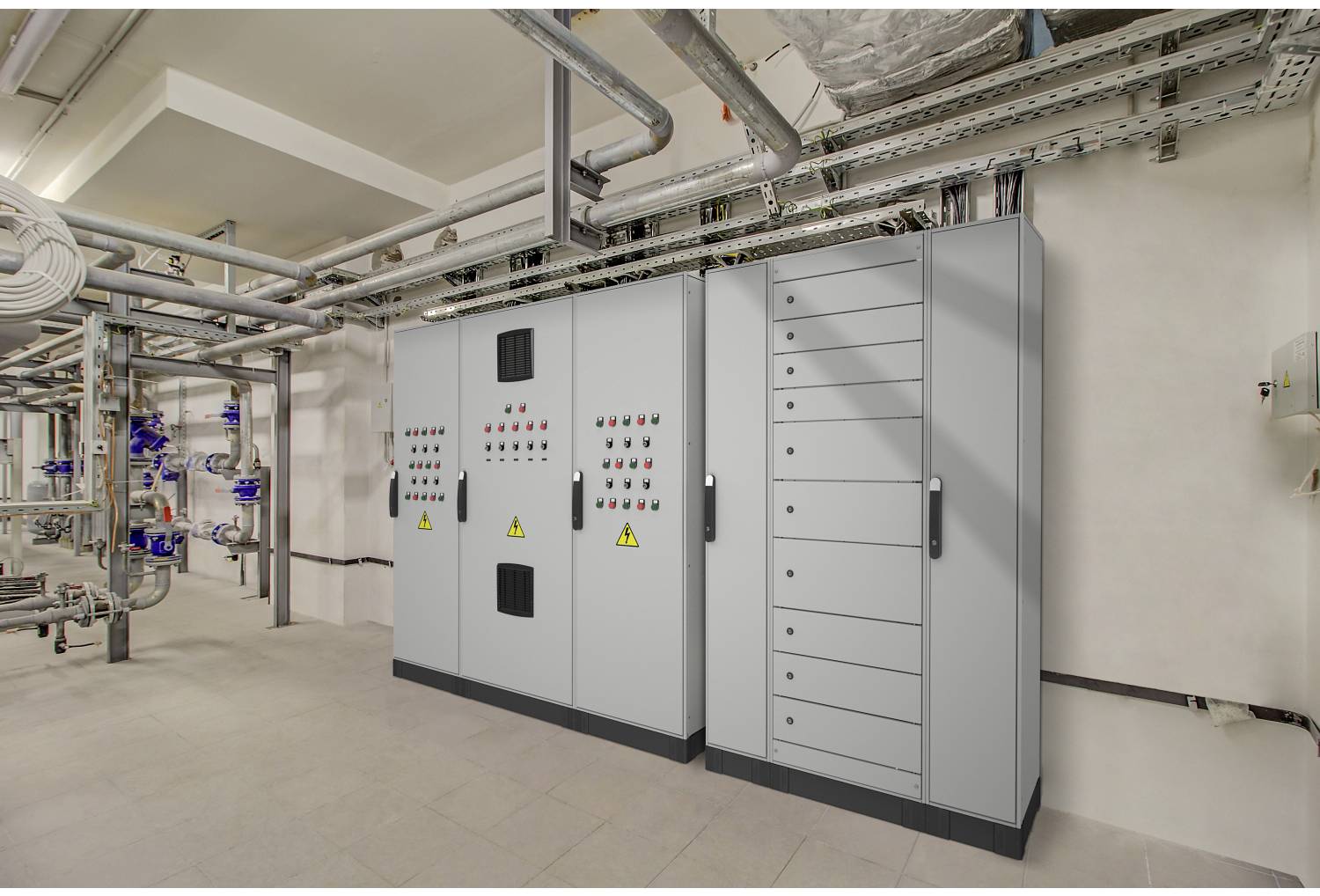Industrielle elektrische Schaltschränke in einem Technikraum mit Rohren und Deckenkanälen darüber, was auf Anlagen zur Stromversorgung oder Klimatechnik-Steuerungssysteme hindeutet.