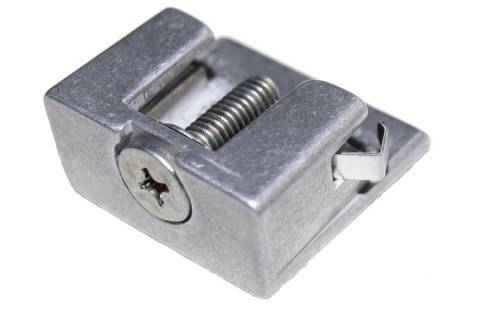 Nahaufnahme eines Metallnockenschlosses mit sichtbarer Schraube und Schlitzverriegelungsmechanismus auf weißem Hintergrund.