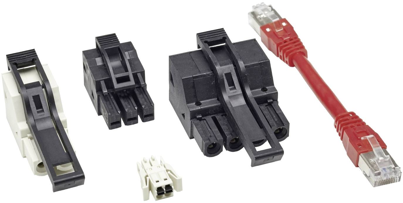 Verschiedene elektrische Steckverbinder und ein rotes Ethernet-Kabel mit transparenten RJ45-Enden auf weißem Hintergrund.