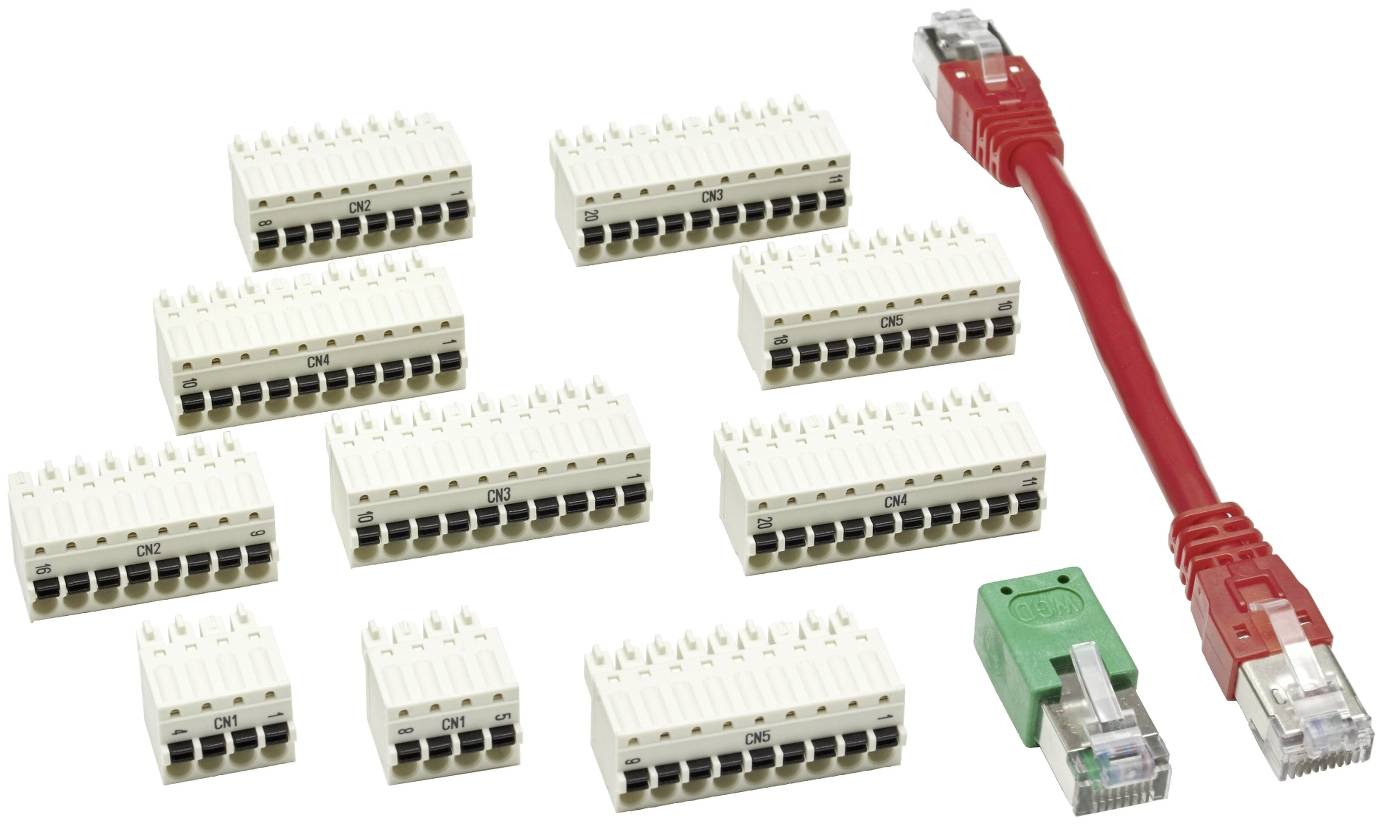 Assortierte Netzwerkkabelstecker und Adaptorblöcke auf weißem Hintergrund, einschließlich eines roten Ethernet-Kabels, eines grünen Steckers und mehrerer weiße Stecker im Terminalstil.