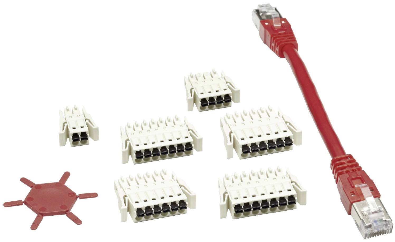 Rotes Ethernet-Kabel neben mehreren weißen Kunststoff-Steckverbindern und einem roten Kabel-Ausrichtungswerkzeug auf weißem Hintergrund.