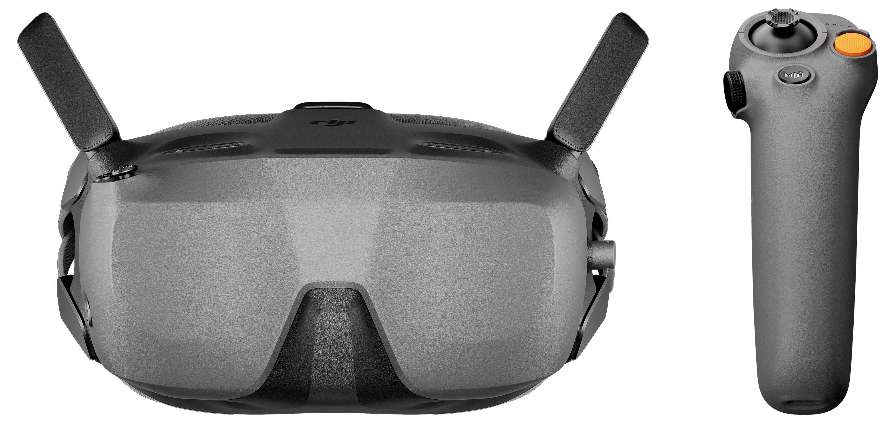 Ein graues FPV-Drohnen-Goggles-Headset mit zwei Antennen und einem passenden Handheld-Controller, nebeneinander auf weißem Hintergrund gezeigt.