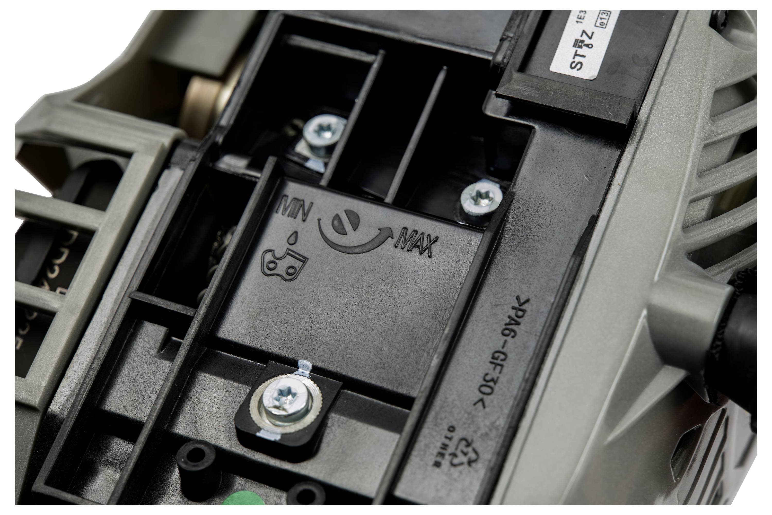 Nahaufnahme eines Kunststoffgeräteschachts mit gesicherter Batteriehalterung, gekennzeichnet mit „MIN