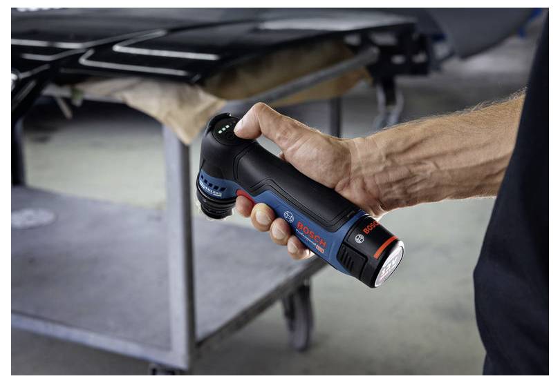 Hand, die eine kabellose Inspektionsleuchte von Bosch unter einem Fahrzeug auf einer Hebebühne hält und die Unterseite zur Reparaturarbeit beleuchtet.