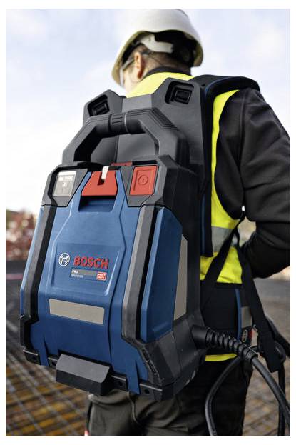 Ein Arbeiter mit Schutzhelm und Warnweste trägt einen Bosch-Rucksacksauger auf einer Baustelle.