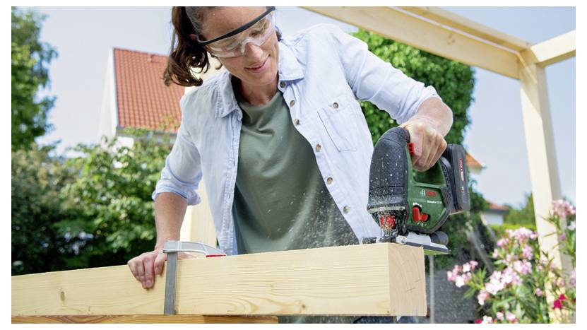 Nebeneinander angeordnete Stichsägeblätter von Bosch: T101BR für Holz sauberer Schnitt rückwärts, 100 mm/92 mm, und T128BHM Expert Laminat Hartmetall-Technologie, 92 mm, Schweizer Herstellung.