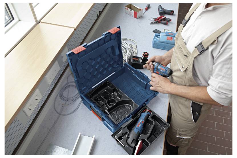 Bosch TAYDO 4V tragbare Reinigungsbürste mit austauschbaren Scheuerbürsten- und Polierpads, gezeigt mit Box und Zubehörköpfen.