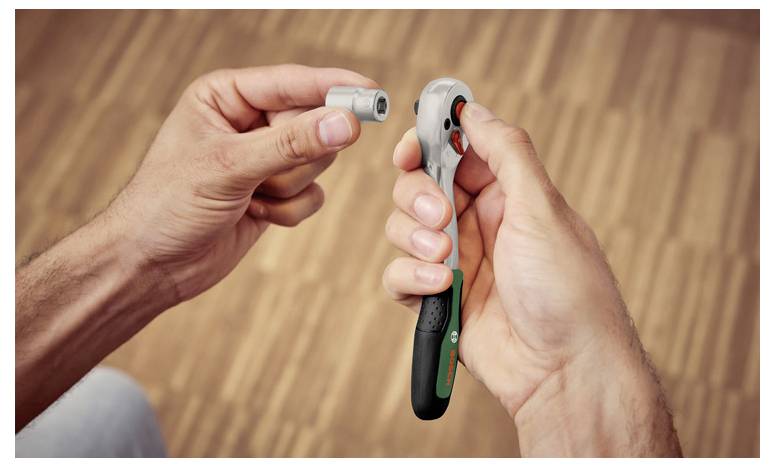 Bosch Werkzeugkasten in einem grünen Transportkoffer mit verschiedenen Handwerkzeugen, Messwerkzeugen, Bits, Stecknüssen, Zangen und Schraubendrehern, die darum angeordnet sind.