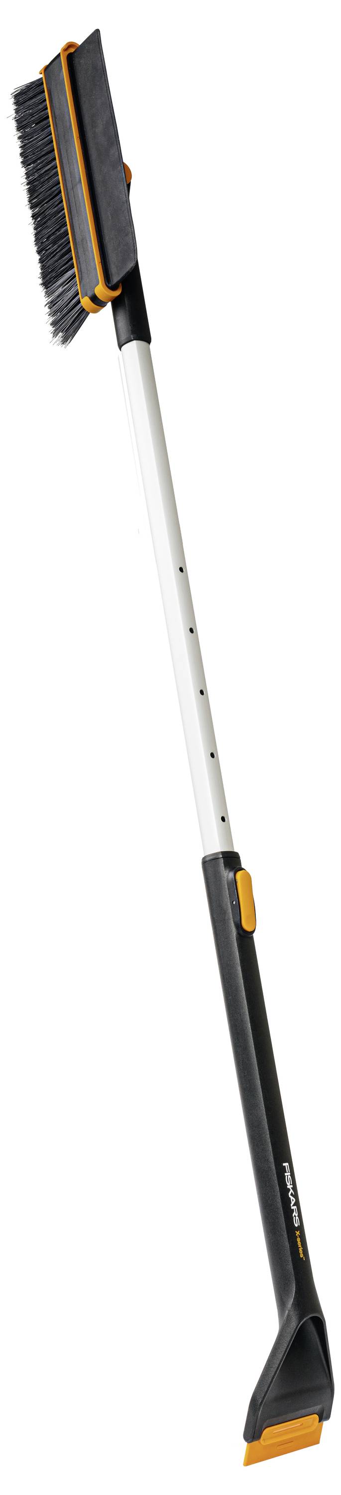 Eine Schneebürste mit langem Griff und Eiskratzer mit schwarzen und orangefarbenen Borsten und einem schwarzweißen Griff, isoliert auf weißem Hintergrund.
