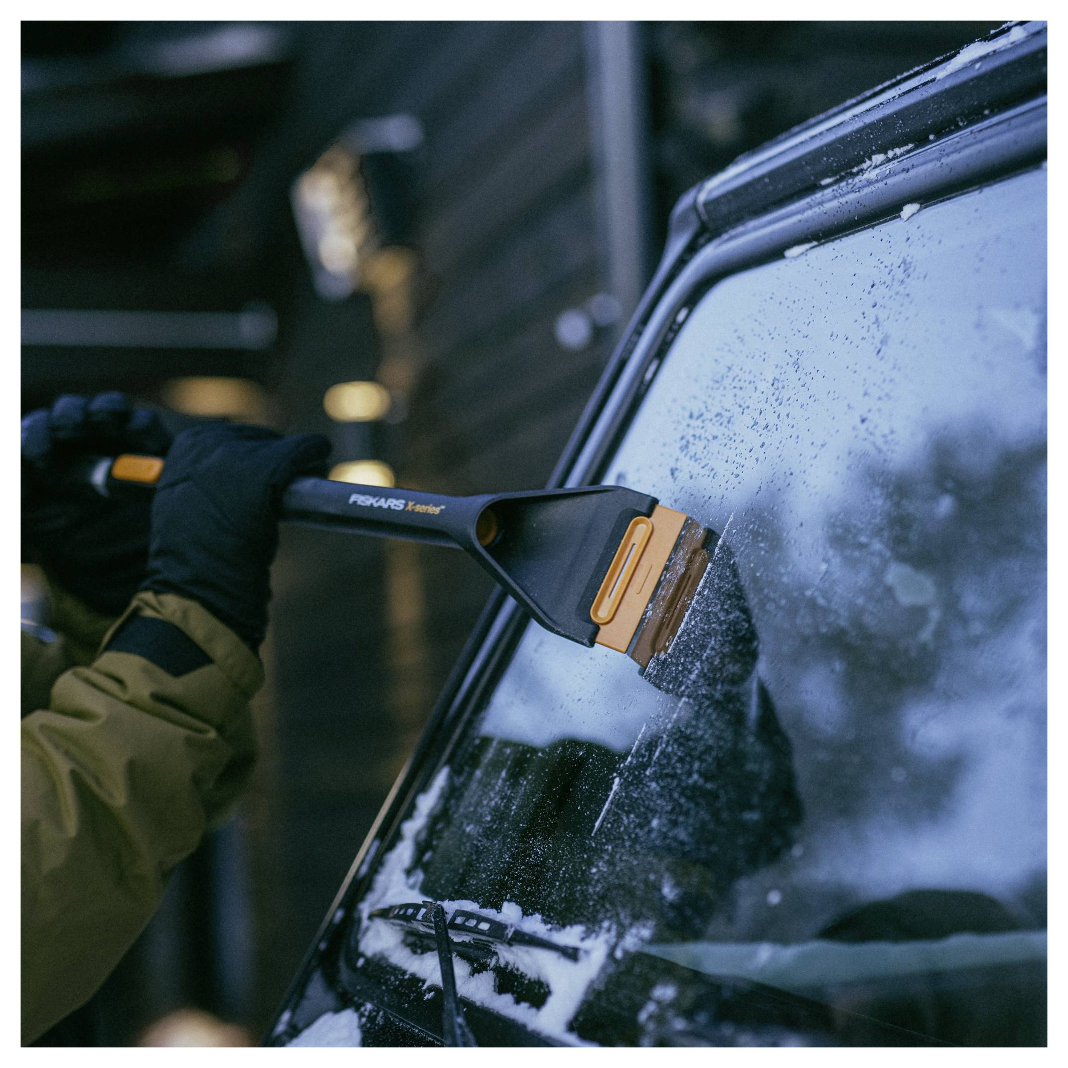Fiskars Schere mit orangefarbenem Griff - Produktbild mit neuem Design, für Rechtshänder geeignet, spülmaschinenfest, in Finnland hergestellt, von Hand getestet, 21 cm lang.