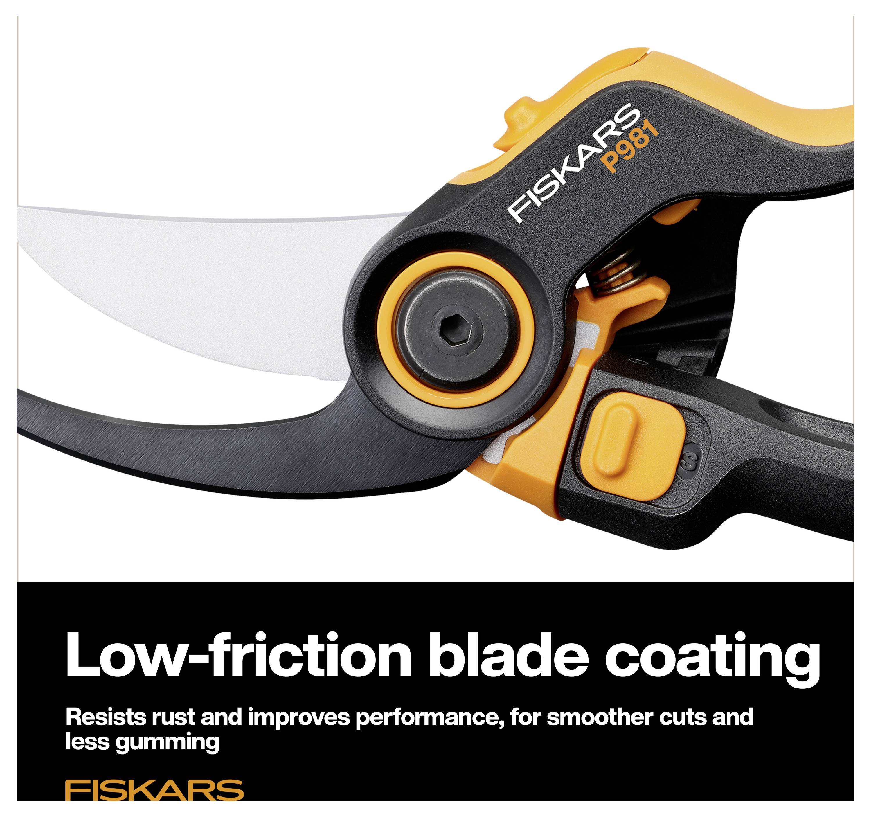 Nahaufnahme der Fiskars P981-Gartenschere mit dem Text „Low-friction blade coating