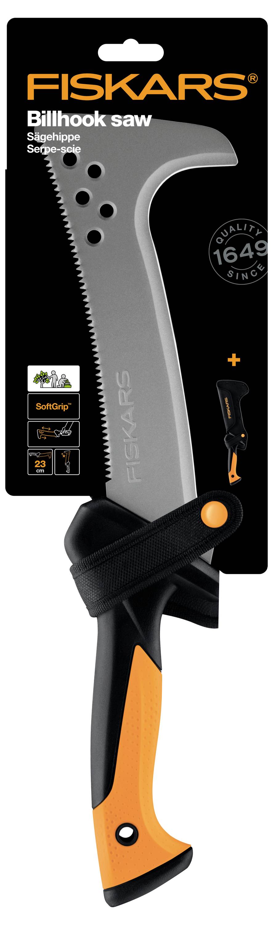 Produktbild einer Fiskars Billhook-Säge mit gekrümmtem grauem Blatt, schwarz-orangefarbenem Griff und Scheide, gekennzeichnet mit 