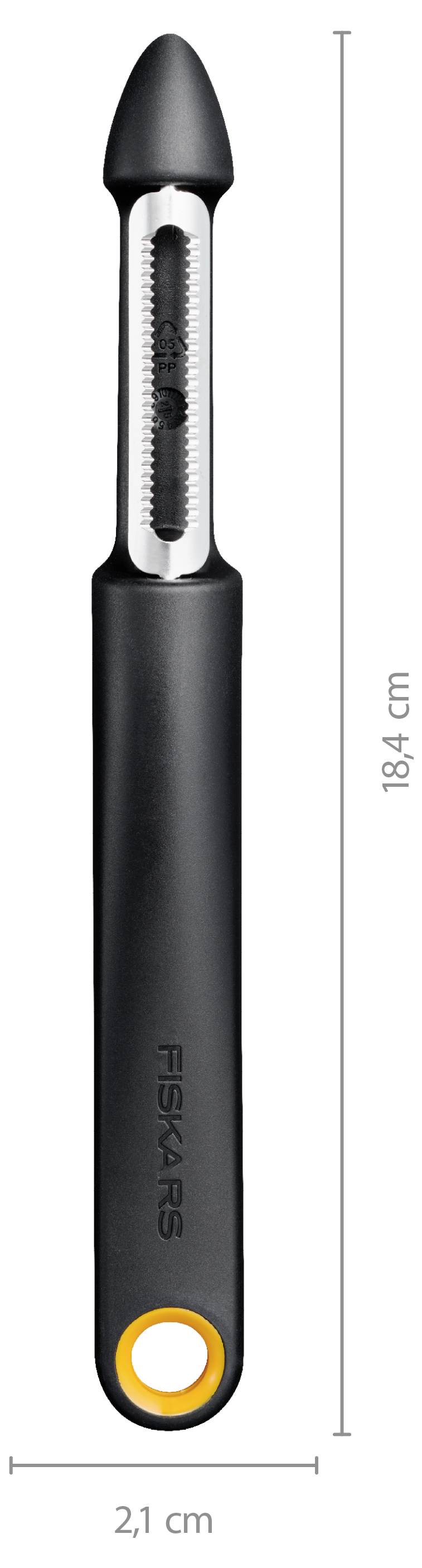 Schwarzer Fiskars-Gemüseschäler aufrecht abgebildet, mit gekennzeichneter Höhe von 18,4 cm und Breite von 2,1 cm, schwarzer Griff und orange Aufhängeloch.