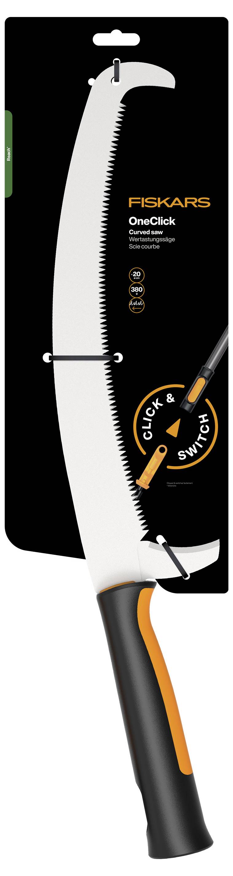 Produktbild einer Fiskars OneClick Handsäge mit schwarzem, weißem und orangefarbenem Griff, gezeigt auf einer Markenbacking-Karte mit der Aufschrift „FISKARS