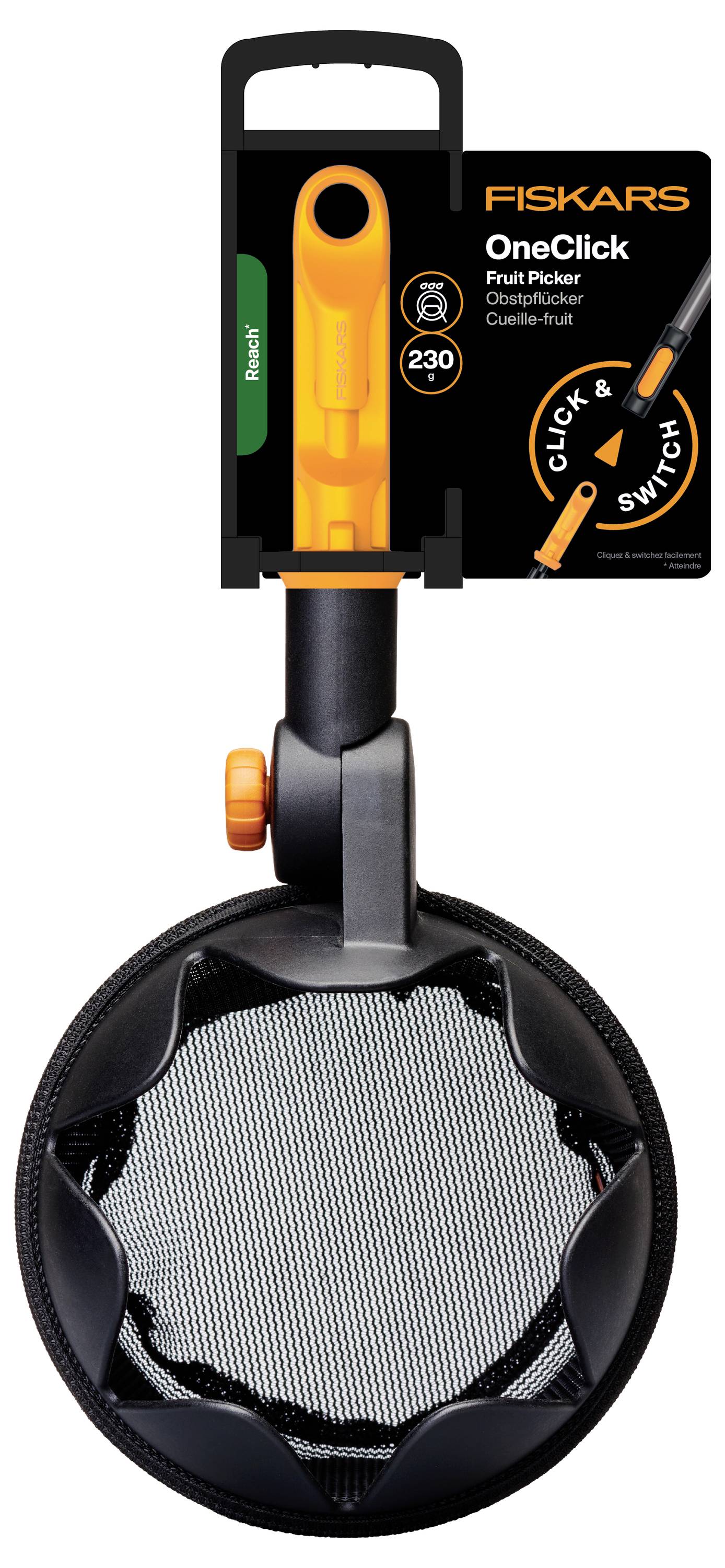 Fiskars OneClick Obstpflücker mit schwarzem Netzbeutel und orangefarbigem Griff, in Verpackung dargestellt zum Pflücken von Obst von Bäumen.