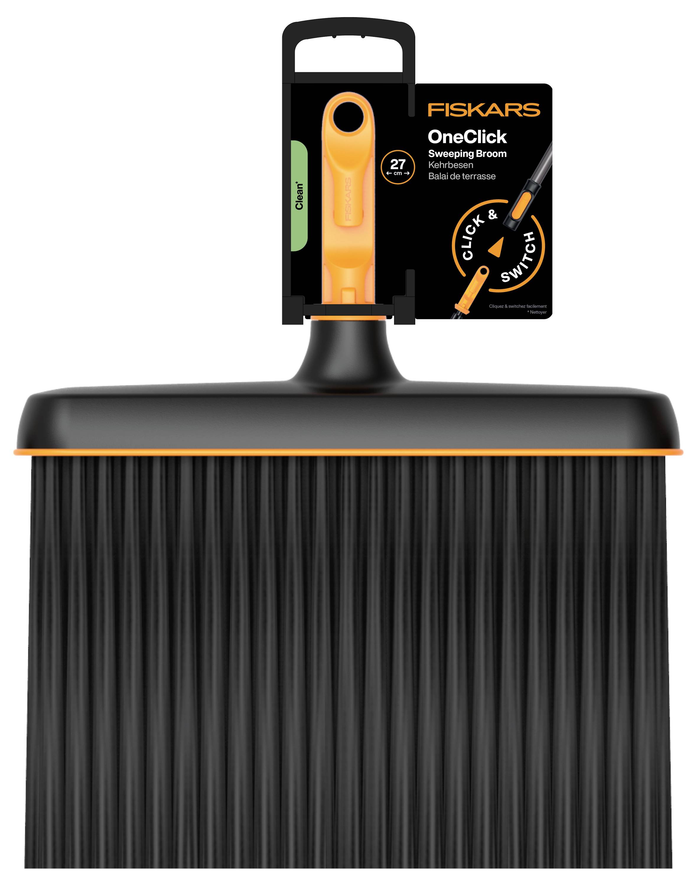Fiskars OneClick Kehrkehrer-Kopf mit schwarzen Borsten und orangenem Griff, gezeigt mit Verpackung und 