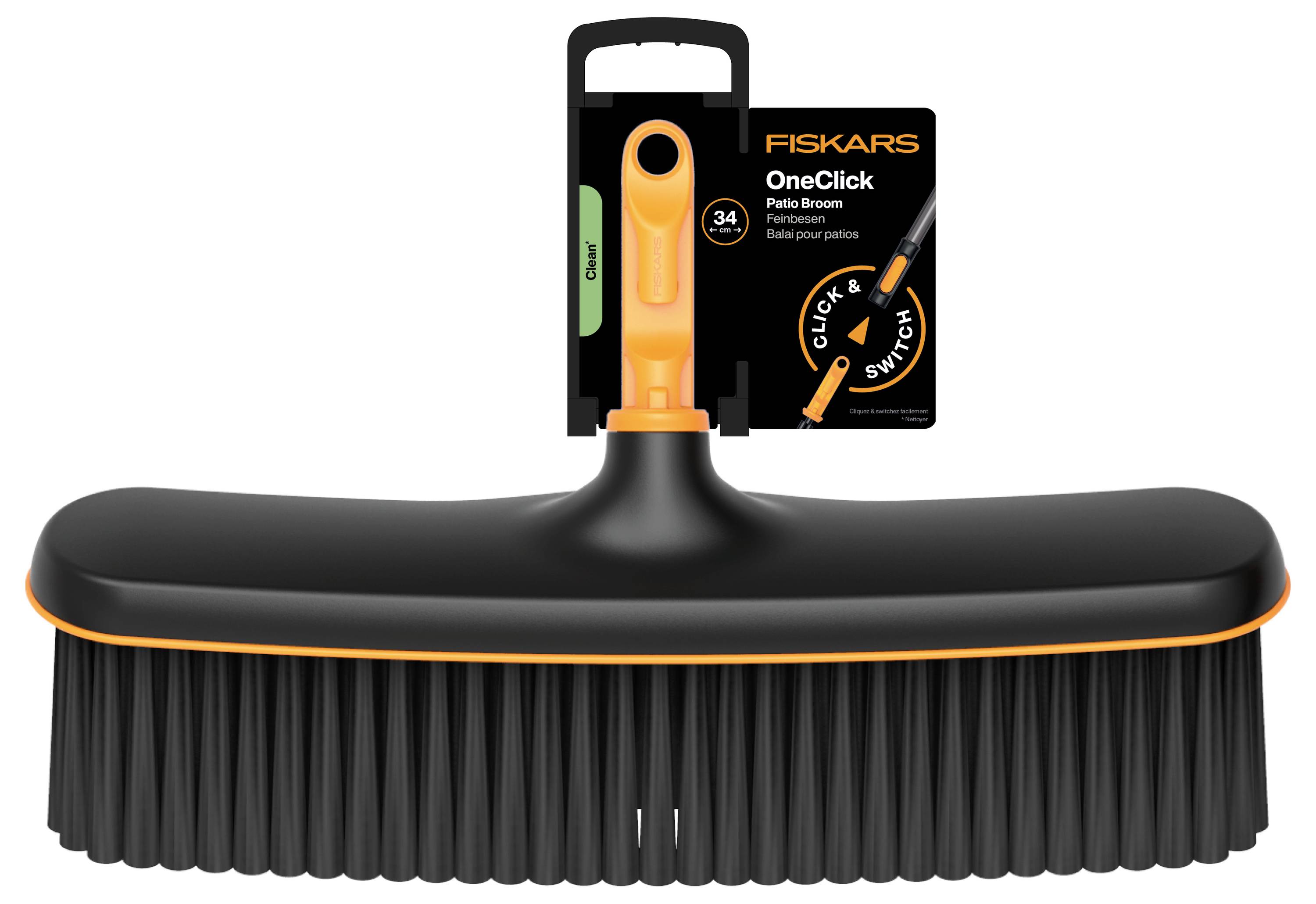 Fiskars OneClick Besen mit schwarzen breiten Borsten und orangefarbenem Griff, abgebildet mit Verpackung mit der Aufschrift „OneClick