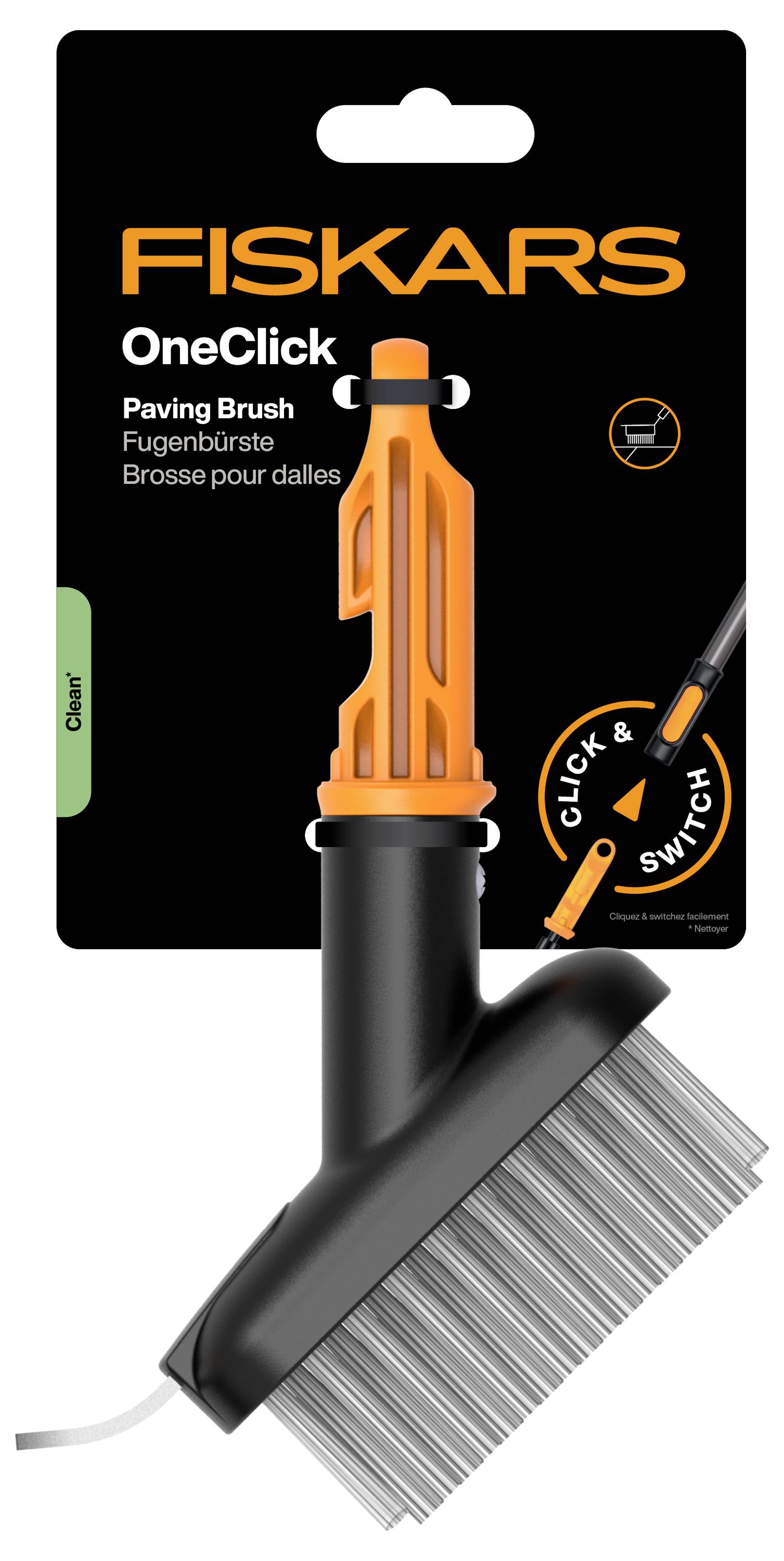 Verpackung für den Fiskars OneClick Pflasterbürste mit orangeschwarzen Bürstenkopf mit Metallborsten und 