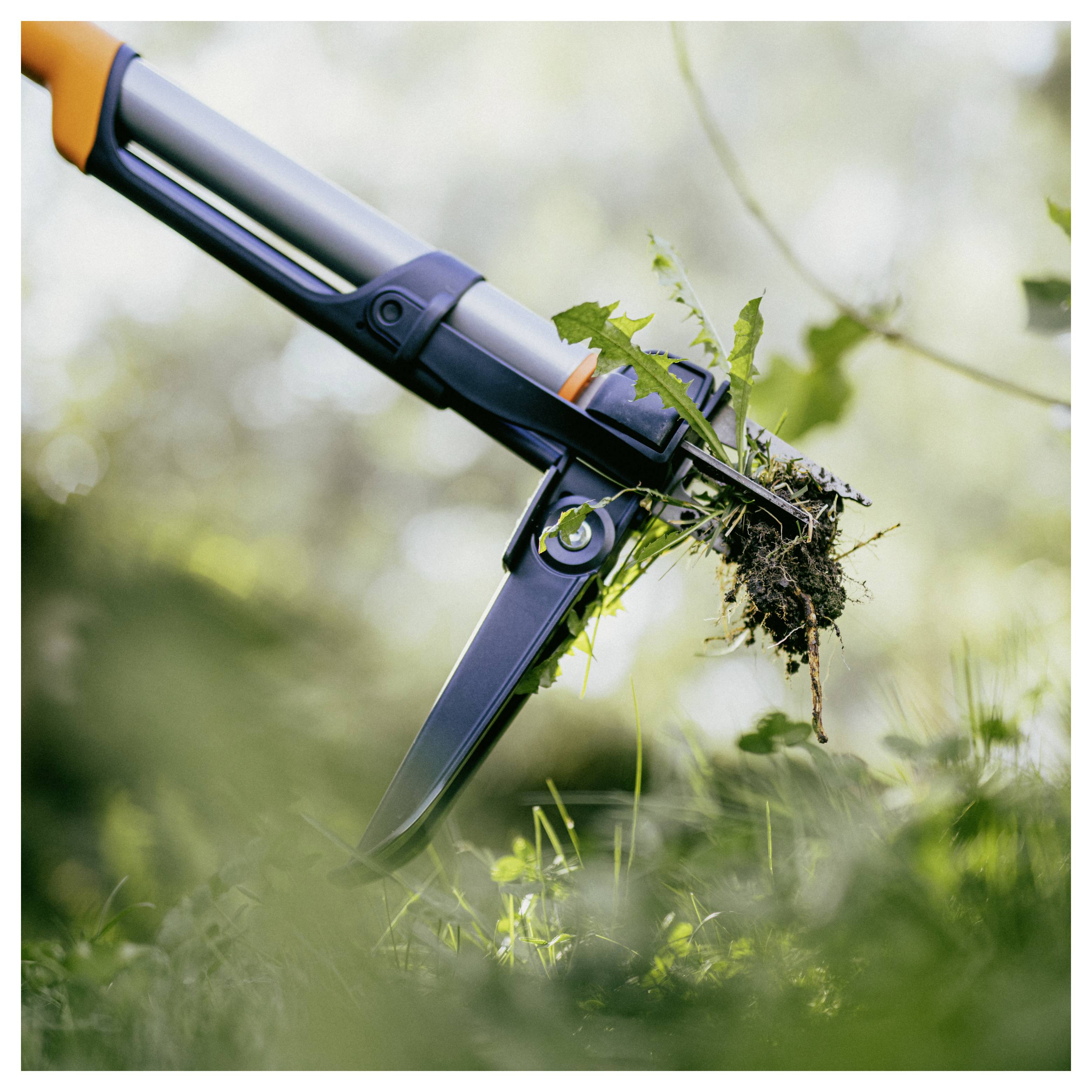 Gartenhandwerkzeug zum Abheben von Unkraut und Erde vom Boden im Freien.